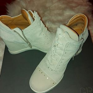 GRAY Saks Fifth Ave wedge, sz 7.5